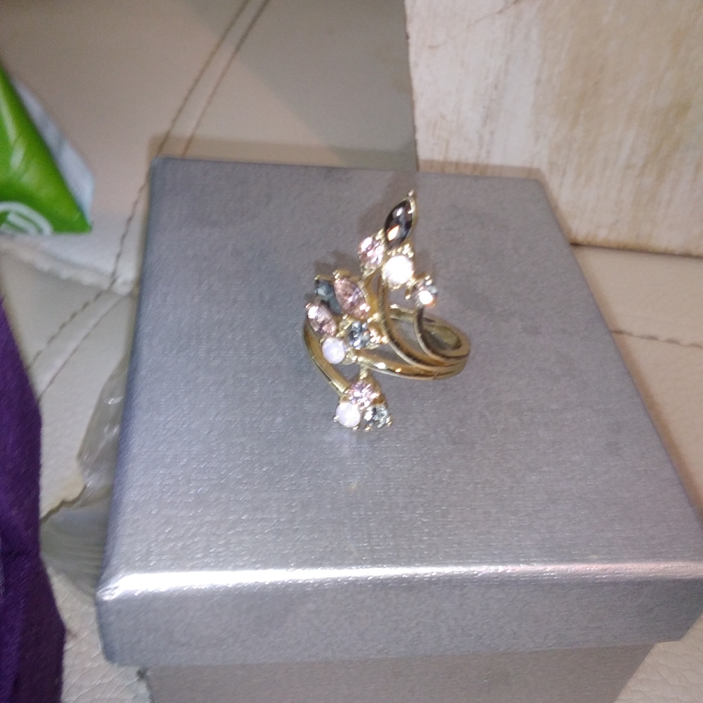 Elegant Gold and Pink Gemstone Ring - Picture 2 of 2